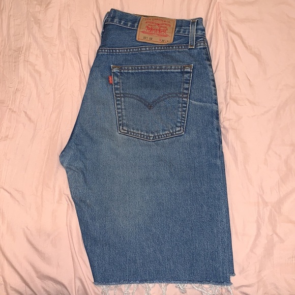 *SOLD* Nastygal x Levi’s denim shorts - Picture 2 of 4